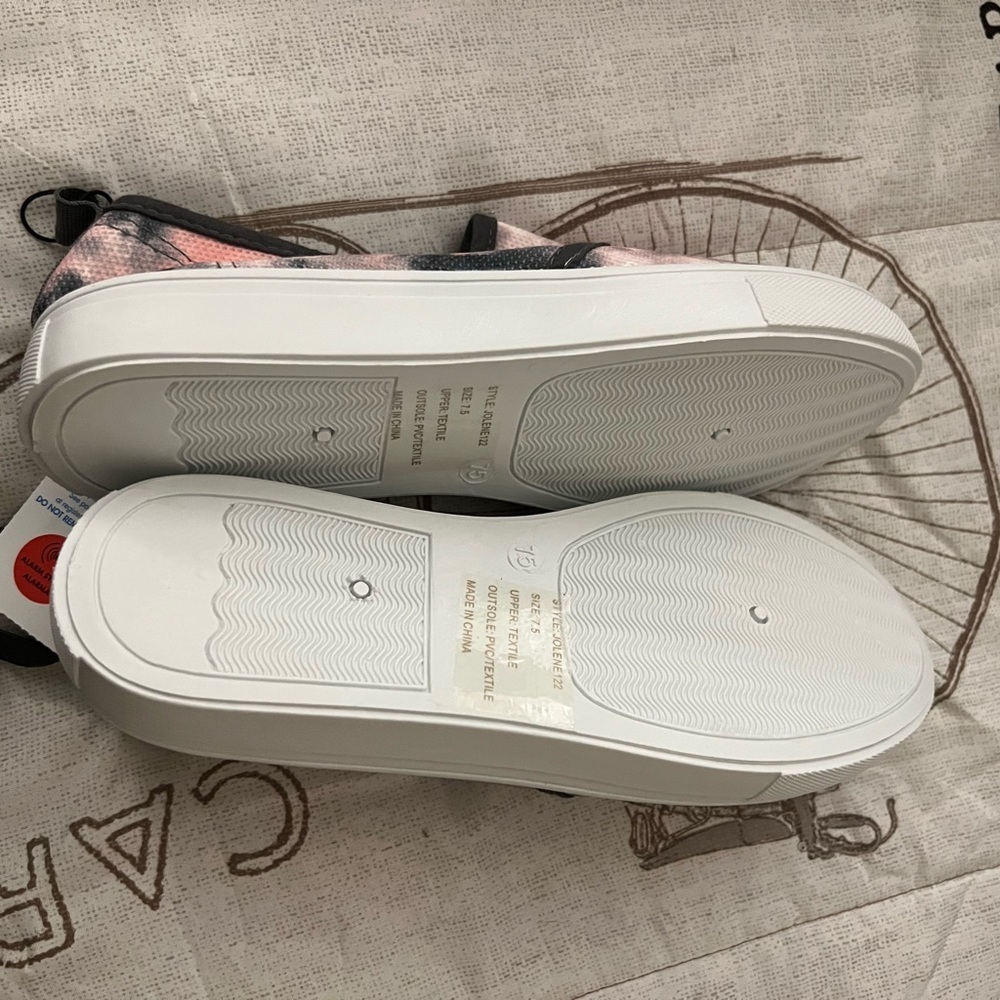 Sneakers - Picture 2 of 5